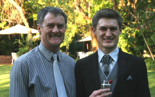 Jacques Beukes (regs), â€˜n knap 2014 matrikulant van Potchefstroom Gimnasium, geniet â€˜n glasie vonkelwyn saam met sy pa, Pieter Beukes  